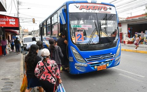 Los usuarios a la espera de los buses urbanos en La Libertad que se encuentra laborando a medias