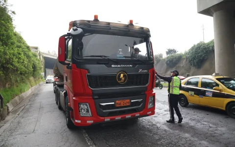 Personal de la AMT realiza controles a vehículos pesados en la Ruta Viva.