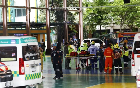 Personal de emergencia responde a un tiroteo en la escuela Debsirin Nonthaburi, en el distrito de Bang Kruai, provincia de Nonthaburi, Tailandia, el 7 de agosto de 2026.