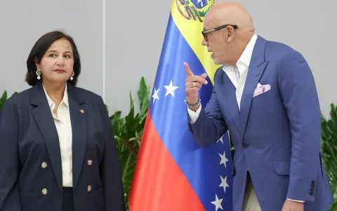 La exdiputada y quien encabeza la delegación opositora, Dinorah Figuera (i), asiste junto al presidente del Parlamento, Jorge Rodríguez.