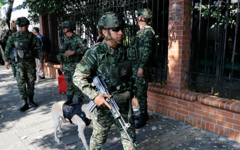 Integrantes del Ejército de Colombia custodian las inmediaciones de la Universidad Santiago de Cali, este viernes en Cali (Colombia).