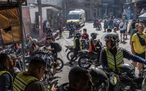 En la Rocinha, la mayor favela de Brasil, la vida circula sobre dos ruedas. Miles de motocicletas recorren a diario el laberinto de callejones y empinadas calles.