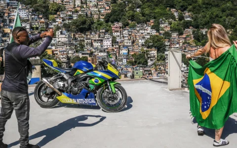 Conductores de mototaxi trasladan diariamente a miles de vecinos y turistas en la mayor favela de Río.