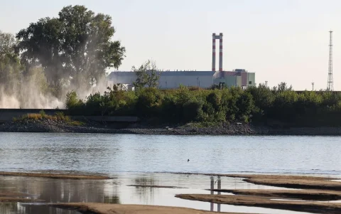 Vista de la central nuclear MVM Paks, en Paks (Hungría) que tuvo que cerrar su reactor 3 debido a los niveles extremadamente bajos del río Danubio.