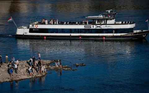 La gente observa el río Danubio. El impacto se extiende a lo largo de 2.850 kilómetros, desde Alemania hasta el mar Negro
