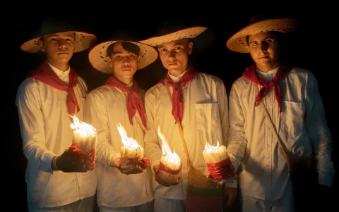Diomar Trigos, Esneider Páez, Humberto Cañizares y Sebastián Suárez después de participar en el Desfile Pocabuyano en El Banco, Magdalena, Colombia, durante el Festival Nacional de Cumbia.