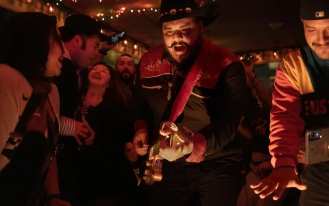 Pedro Zapata, conocido como Pedro Pistolas, guitarrista y vocalista de Spaghetti Cumbia, toca su guitarra en Los Ángeles, Californoa.