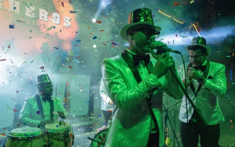 La orquesta de cumbia Los Cumbancheros actúa cerca de la ciudad de Riobamba, en la región andina de Ecuador, el 1 de enero de 2024.