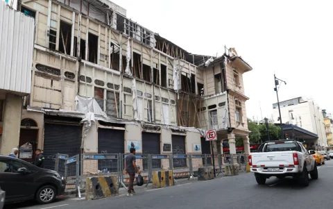 El interior de la Casa Tola es visible desde la calle Escobedo debido a la caída de la fachada, paredes y otras partes de la estructura.