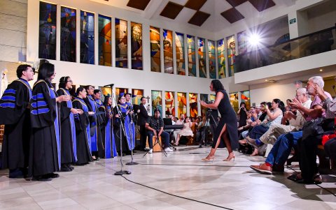 La diversidad de voces destacó con la participación del grupo coral de la Universidad Politécnica Salesiana.