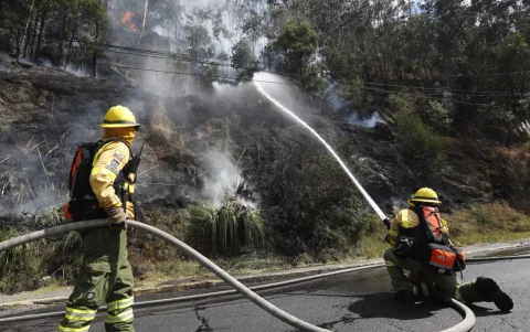 Equipos del Cuerpo de Bomberos atienden la emergencia en El Trébol.