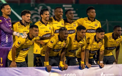Jugadores de Barcelona previo al partido contra Liga de Portoviejo.