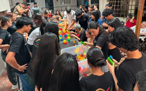 Realizar terapias con adultos mayores forma parte de la preparación que tienen los estudiantes del colegio San José La Salle.
