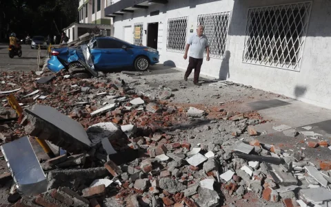 Terremoto de magnitud 7,4 afecta Colombia y obliga a suspender operaciones en seis aeropuertos.