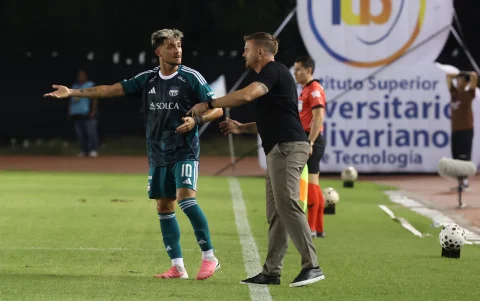 Cristian Nasuti dio indicaciones a Francisco Pizzini, en el duelo de Emelec ante Guayaquil City.