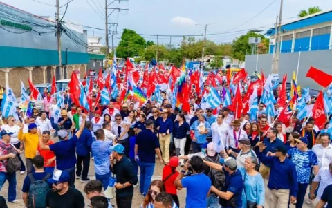 Luzárraga llegó acompañada de militancia de Unidad Popular y Pachakutik.