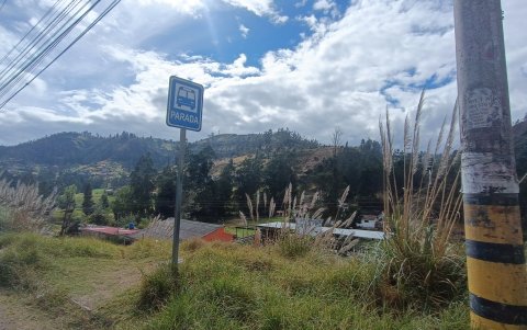 La parade del transporte urbano es una zona insegura que se encuentra junto a la carretera principal y expone a riesgos a los habitantes del lugar.