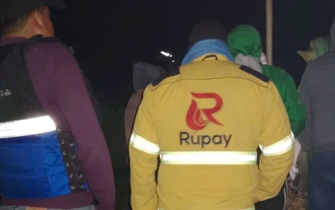 Bomberos y comuneros combaten las llamas desde este 11 de agosto