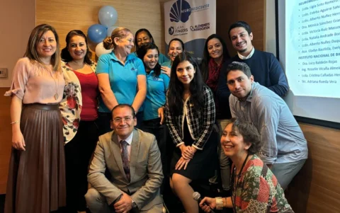 Equipo de Neuromedicenter liderado por la neuróloga Lissette Duque-Peñailillo en el estudio sobre prevención del Alzheimer en Ecuador.