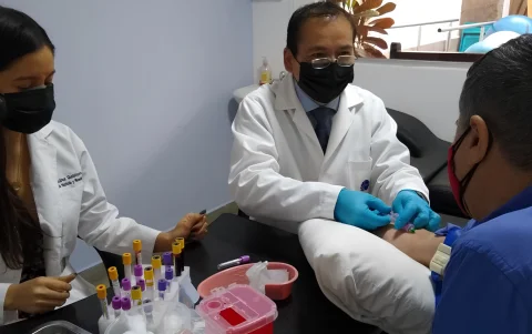 Investigadores aplicaron pruebas médicas y cognitivas durante la intervención.
