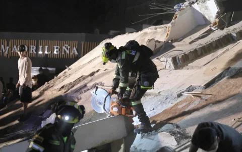 Operaciones de búsqueda en un edificio frente al Parque la Libertad, tras un terremoto de magnitud 7,4, en Pereira, Colombia, 10 de agosto de 2026.