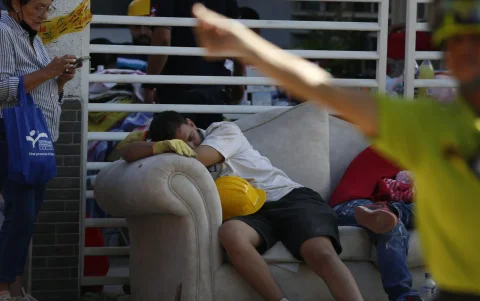 Un voluntario descansa tras el terremoto de magnitud 7,4 que sacudió la víspera la mayor parte de Colombia, este martes en Cali (Colombia).