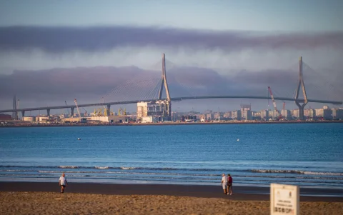 Nube de humo en la Bahía de Cádiz, debido incendio de Niebla (Huelva), que ha afectado a más de 20.000 hectáreas y continúa activo.