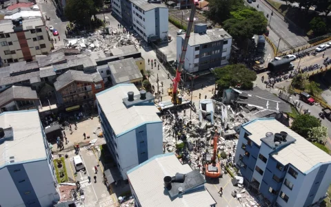 Fotografía aérea que muestra los escombros de un edificio tras el terremoto de magnitud 7,4 que sacudió la mayor parte de Colombia