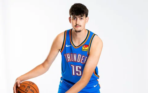 Aday Mara posa con el uniforme de Oklahoma City Thunder tras ser seleccionado en el Draft de la NBA.