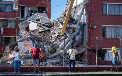 Personas observan viviendas afectadas luego de un terremoto de magnitud 7,4 este 10 de agosto de 2026, en Pereira (Colombia).