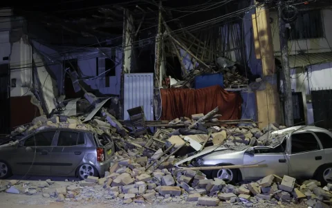 Vehículos afectados luego de un terremoto de magnitud 7,4 este lunes, en Pereira (Colombia).