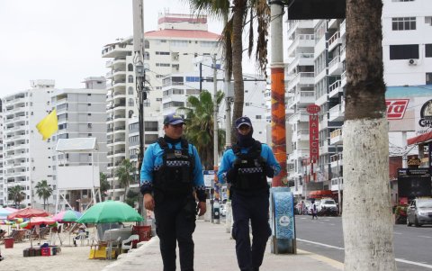 Policias municipales recorren el malecón en Salinas, deben incrementarse el número de elementos