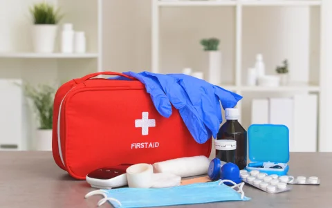 Referencial.Kit de primeros auxilios y suministros básicos para afrontar las primeras 72 horas tras un desastre.