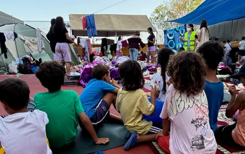 Decenas de madres, jóvenes y niñas que han decidido establecerse, de manera temporal para sentirse más seguras en la periferia de Ceuta.