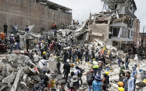 El barrio La Lorena en Pereira es la zona más golpeada, con colapsos masivos y despliegues de socorristas.