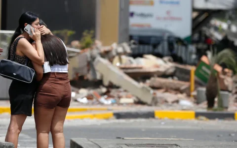 Una mujer abraza a otra en una zona afectada por el terremoto de magnitud 7,4 del pasado lunes, este miércoles en Cali (Colombia).
