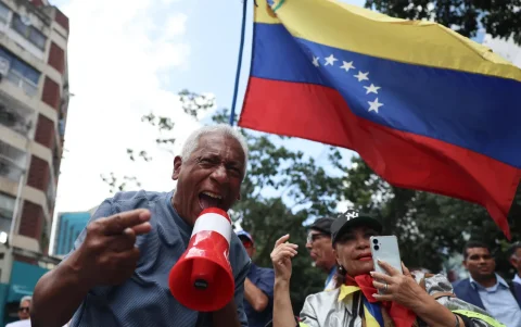 Personas participan en una manifestación para pedir salarios dignos y mejoras laborales este miércoles, en Caracas (Venezuela).