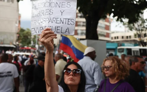 Una mujer sostiene un cartel durante una manifestación para pedir mejoras laborales este miércoles.