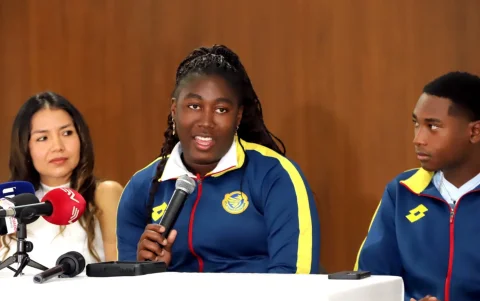 Belsy Rodríguez y Steven Méndez durante la conferencia de prensa organizada por el Comité Olímpico Ecuatoriano tras su participación en el Mundial Sub-20 de Atletismo.