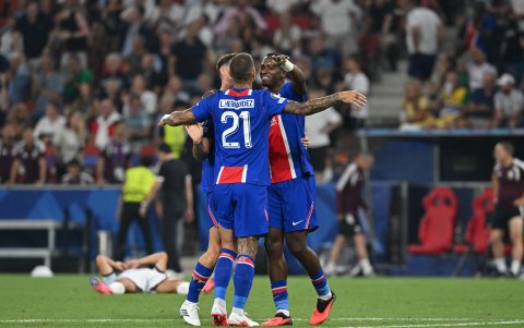 Willian Pacho celebra con sus compañeros en la Supercopa de Europa 2026.