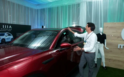 .Mazda muestra un carro de alta gama que de fábrica ya viene blindado.
