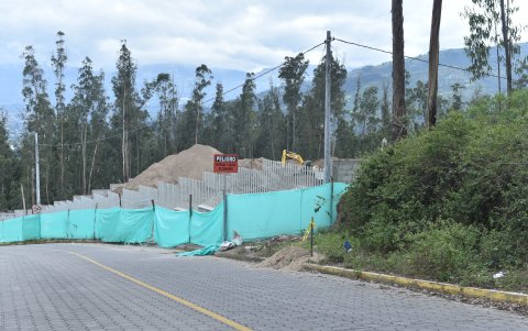 Una zona del bosque fue cercada y se levantó una construcción.
