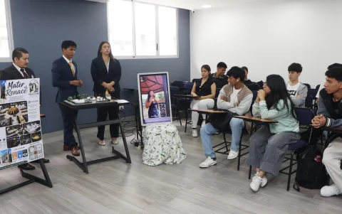 Los estudiantes de Arquitectura explicaron su propuesta a otros alumnos y visitantes.