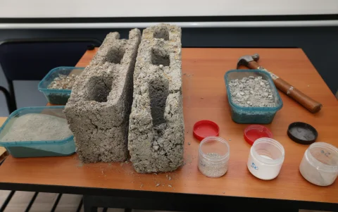 Algunos de los elementos con los que los estudiantes de la Universidad Laica elaboraron el bloque ecológico.