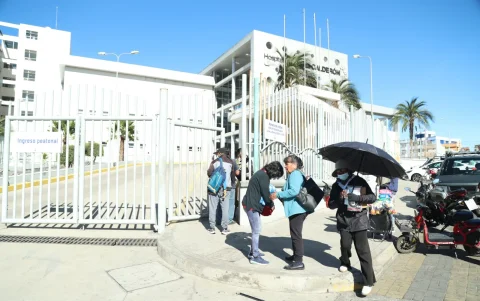 Situación. El Hospital General Docente de Calderón, norte de Quito, enfrenta denuncias de pacientes por falta de insumos, de medicamentos, de turnos y de atención.