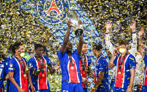 Willian Pacho levantó su segunda Supercopa de Europa con PSG.