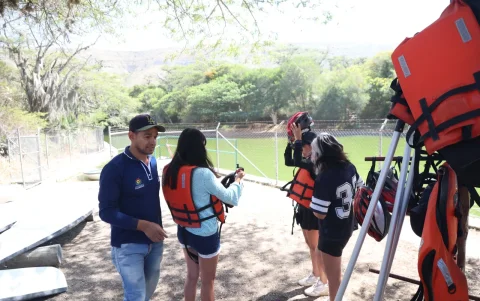Para practicar kayak en Jerusalem, los visitantes reciben el equipo de seguridad y pueden navegar solos o acompañados de otra persona.