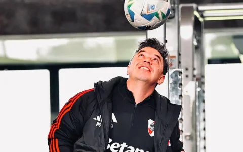 Marcelo Gallardo juega con un balón durante su etapa como futbolista de River Plate.