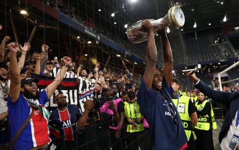 Willian Pacho, con PSG, ya ganó la Supercopa de Europa en esta temporada 2026-27.