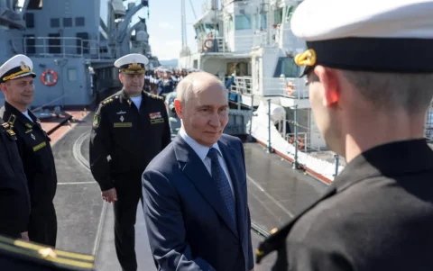 El presidente ruso Vladimir Putin visita el crucero lanzamisiles Varyag de la Guardia Revolucionaria en la región de Sajalín, Rusia, el 12 de agosto de 2026.